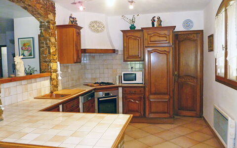 La Péguière: Propriété, Pièce, Meubles, Bâtiment, Comptoir, Cuisine, Design Intérieur, Cabinetry, Sol, Plafond