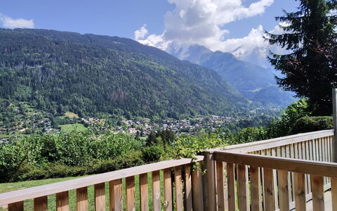 Le Clos Alpin: Nuage, Ciel, Propriété, Montagne, Vert, Environnement Naturel, Arbre, Plante, Paysage Naturel, Clôture