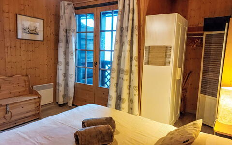 Le Clos Alpin: Meubles, Bois, Design Intérieur, Sol, Sol, Plafond, Chambre, Lit, Pièce, Drap De Lit
