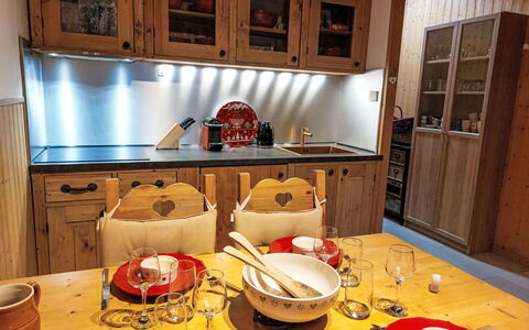 Le Clos Alpin: Meubles, Bois, Design Intérieur, Cabinetry, Cuisine, Comptoir, Plafond, Sol, Éclairage, Placard