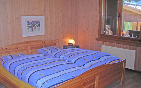 Chalet Almis 5: Miroir, Propriété, Bâtiment, Meubles, Confort, Bois, Lit, Cadre De Lit, Design Intérieur, Textile