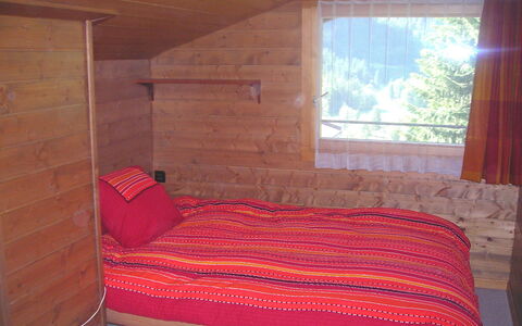 Chalet Almis 5: Confort, Fenêtre, Bois, Ombre, Maison, Bâtiment, Design Intérieur, Sol, Tache De Bois, Sol