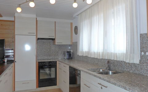Chalet Almis 5: Cabinetry, Comptoir, Evier, Propriété, Évier, Robinet, Cuisine, Bâtiment, Bois, Cuisinière