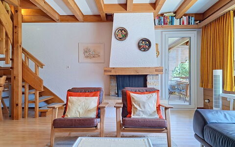 Chalet Almis 5: Meubles, Design Intérieur, Sol, Sol, Bois, Plafond, Pièce, Chaise, Salon, Parquet