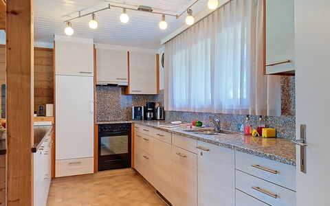Chalet Almis 5: Cuisine, Comptoir, Design Intérieur, Sol, Appareil De Cuisine, Cabinetry, Bois, Principaux Appliance, Plafond, Sol