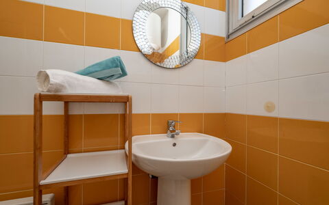La Bouée: Miroir, Robinet, Luminaire Plomberie, Évier, Propriété, Lavabo, Blanc, Salle De Bains, Design Intérieur, Architecture