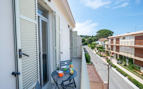 La Bouée: Bâtiment, Propriété, Ciel, Fenêtre, Nuage, Plante, Pot De Fleur, Chaise, Porte, Ombre