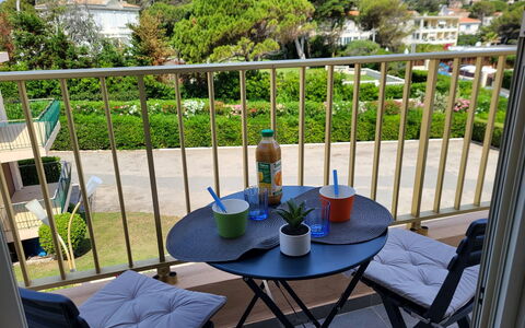 La Bouée: Plante, Table, Bâtiment, Propriété, Meubles, Ciel, Bleu Azur, Vaisselle, Chaise, Mobilier De Jardin