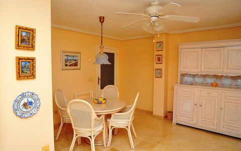 San Esteban: Pièce, Propriété, Salle À Manger, Meubles, Sol, Plafond, Design Intérieur, Jaune, Mur, Bâtiment
