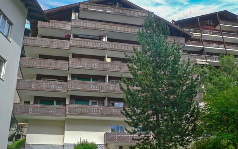 Zermatt 30: Nuage, Bâtiment, Ciel, Jour, Fenêtre, Plante, Design Urbain, Architecture, Quartier, Condominium
