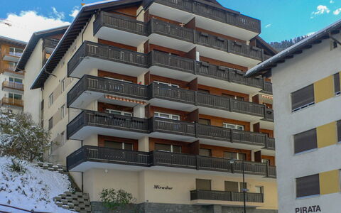 Zermatt 30: Bâtiment, Nuage, Jour, Ciel, Propriété, Fenêtre, Plante, Design Urbain, Bloc Tour, Arbre