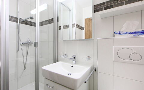 Zermatt 30: Salle De Bains, Pièce, Propriété, Design Intérieur, Robinet, Architecture, Immobilier, Accessoire Salle De Bain, Tuile, Bâtiment