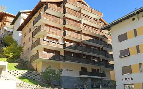 Zermatt 30: Bâtiment, Jour, Propriété, Plante, Fenêtre, Ciel, Bloc Tour, Design Urbain, Condominium, Zone Résidentielle