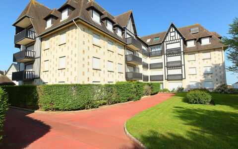 Deauville-Trouville 204: Ciel, Plante, Bâtiment, Propriété, Fenêtre, Arbre, Maison, Lot Terre, Herbe