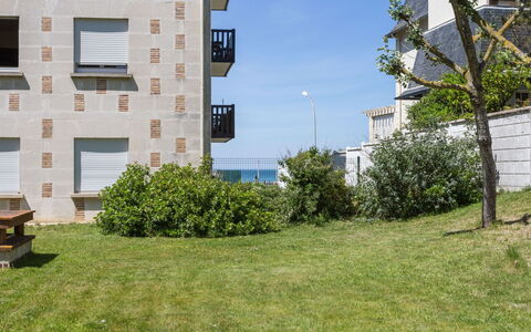 Deauville-Trouville 204: Plante, Ciel, Propriété, Fenêtre, Bâtiment, Éclairage Public, Lot Terre, Herbe, Arbre, Pot De Fleur