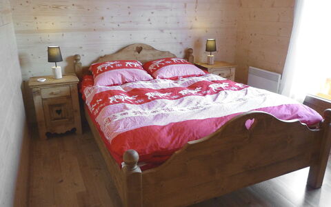 Elorian: Chambre, Lit, Meubles, Drap De Lit, Pièce, Cadre De Lit, Propriété, Matelas, Literie, Sol