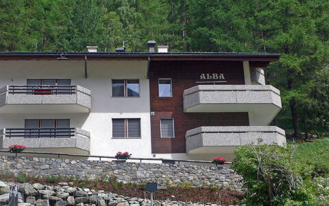 Alba: Plante, Propriété, Bâtiment, Fenêtre, Arbre, Végétation, Maison, Façade, Paysage, Chalet