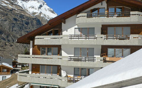 Alba: Ciel, Bâtiment, Propriété, Fenêtre, Montagne, Neige, Pente, Arbre, Maison, Biome