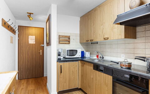 Alba: Cabinetry, Propriété, Comptoir, Appareil De Cuisine, Bois, Design Intérieur, Cuisinière, Électroménager, Cuisine, Tache De Bois