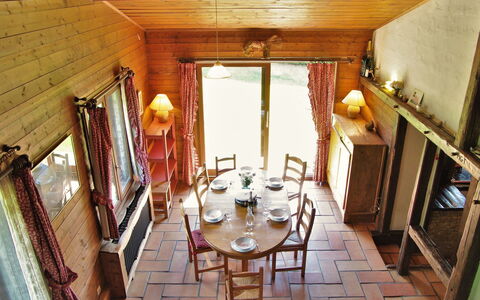 L'Piri: Propriété, Meubles, Chaise, Bois, Table, Design Intérieur, Bâtiment, Sol, Sol, Salon