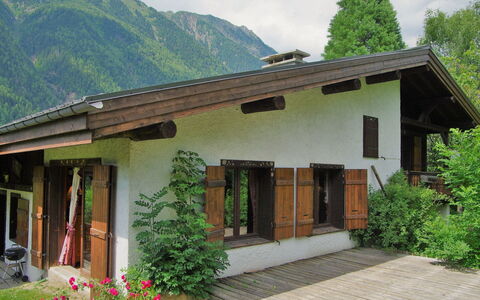 L'Piri: Plante, Bâtiment, Propriété, Fenêtre, Ciel, Maison, Montagne, Nuage, Végétation, Lot Terre