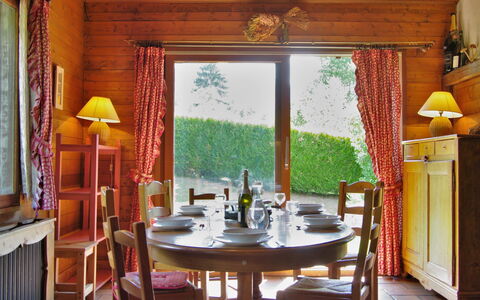 L'Piri: Table, Meubles, Propriété, Bois, Éclairage, Chaise, Design Intérieur, Jaune, Sol, Immobilier