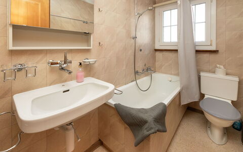 Chalet Spassvogel: Salle De Bains, Lavabo, Luminaire Plomberie, Baignoire, Design Intérieur, Évier, Sol, Sol, Robinet, Plomberie