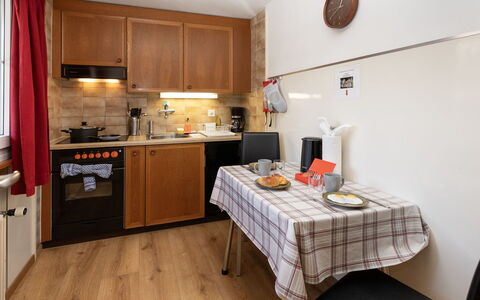 Chalet Spassvogel: Design Intérieur, Meubles, Sol, Sol, Pièce, Principaux Appliance, Cabinetry, Cuisine, Tache De Bois, Placard