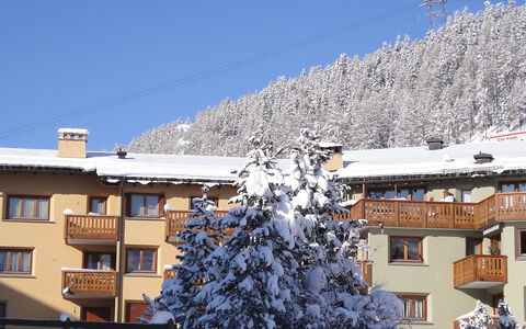 Chesa Ludains 8: Ciel, Fenêtre, Jour, Propriété, Neige, Bâtiment, Bleu, Monde, Pente, Gelé