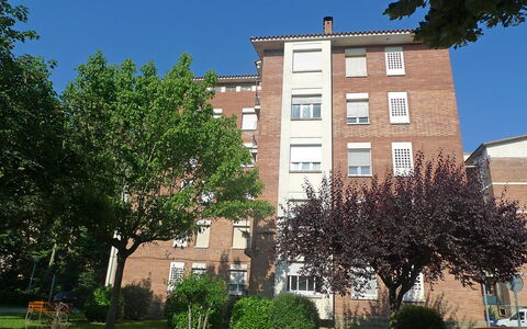 Olot: Plante, Ciel, Bâtiment, Propriété, Fenêtre, Arbre, Voiture, Véhicule, Herbe, Design Urbain