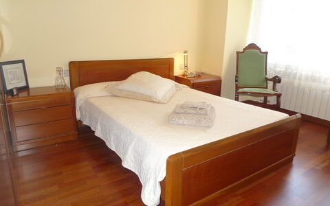 Olot: Chambre, Lit, Meubles, Pièce, Drap De Lit, Matelas, Cadre De Lit, Propriété, Literie, Sol