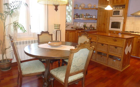 Olot: Pièce, Meubles, Propriété, Sol, Bâtiment, Design Intérieur, Table, Dur, Maison, Salle À Manger