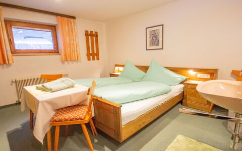Christian: Pièce, Chambre, Lit, Meubles, Propriété, Cadre De Lit, Drap De Lit, Design Intérieur, Sol, Bâtiment