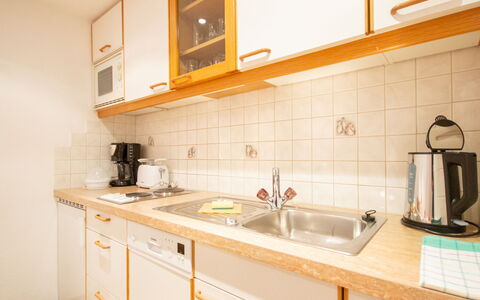 Christian: Propriété, Pièce, Cuisine, Meubles, Cabinetry, Comptoir, Maison, Jaune, Bâtiment, Design Intérieur