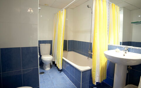 Turquesa Beach 03: Salle De Bains, Pièce, Propriété, Design Intérieur, Luminaire Plomberie, Architecture, Mur, Tuile, Toilette, Bâtiment
