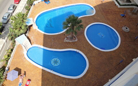 Turquesa Beach 03: L'Eau, Plante, Propriété, Piscine, Bleu Azur, Bleu, Station Balnéaire, Bâtiment, Design Urbain, Arbre