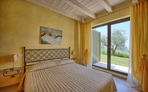 Casa Lucia: Chambre, Pièce, Propriété, Lit, Meubles, Plafond, Design Intérieur, Literie, Drap De Lit, Cadre De Lit