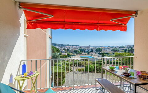 Sainte Maxime 480: Table, Ciel, Meubles, Bleu Azur, Chaise, Ombre, Bois, Mobilier De Jardin, Architecture, Bâtiment