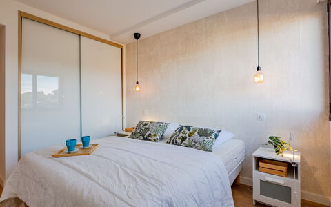 Sainte Maxime 480: Meubles, Design Intérieur, Lit, Chambre, Mur, Sol, Pièce, Luminaire, Plafond, Sol