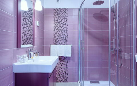 Villa Puntizela: Luminaire Plomberie, Miroir, Propriété, Robinet, Évier, Tete De Douche, Violet, Produit, Porte De Douche, Salle De Bains