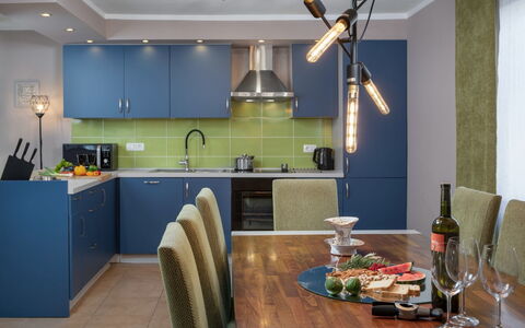 Villa Puntizela: Pièce, Comptoir, Vert, Meubles, Propriété, Design Intérieur, Cuisine, Bâtiment, Plafond, Cabinetry