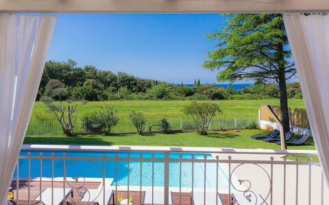 Villa Puntizela: Propriété, Pièce, Immobilier, Maison, Domicile, Arbre, Design Intérieur, Bâtiment, Porche, Fenêtre