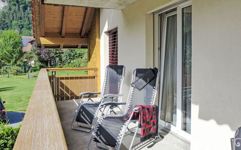 Oberei: Plante, Propriété, Bâtiment, Fenêtre, Ombre, Bois, Design Intérieur, Porche, Arbre, Salon