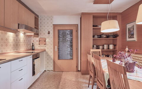 Wiese: Cabinetry, Comptoir, Meubles, Propriété, Cuisine, Éclairage, Bois, Design Intérieur, Tache De Bois, Sol