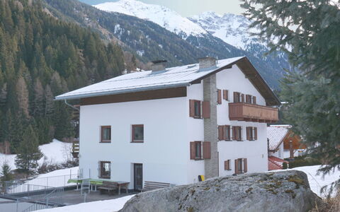 Wiese: Bâtiment, Ciel, Plante, Fenêtre, Neige, Propriété, Montagne, Arbre, Maison, Montagnes
