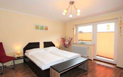 Kaltenbach 240: Meubles, Propriété, Fenêtre, Confort, Bois, Design Intérieur, Éclairage, Orange, Architecture, Plante D'Appartement