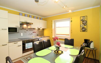 Heidi 240.2: Meubles, Table, Propriété, Cabinetry, Comptoir, Chaise, Évier, Éclairage, Design Intérieur, Cuisine