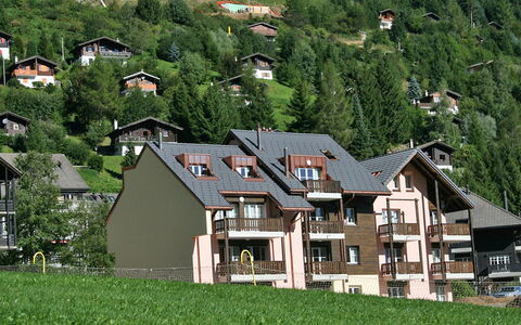 Moléson-Sur-Gruyères 400: Bâtiment, Propriété, Plante, La Nature, Maison, Paysage Naturel, Arbre, Lot Terre, Végétation, Herbe