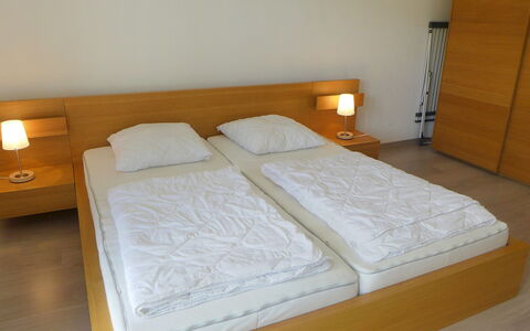 Moléson-Sur-Gruyères 400: Lit, Chambre, Meubles, Matelas, Pièce, Cadre De Lit, Propriété, Drap De Lit, Literie, Matelas