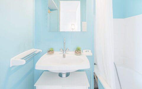 Le Méditerranée: Miroir, Robinet, Luminaire Plomberie, Propriété, Lavabo, Salle De Bains, Violet, Bleu, Évier, Produit